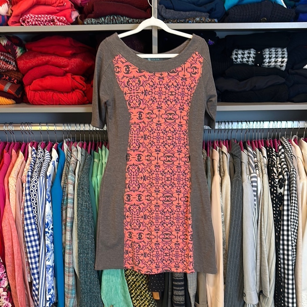 Title Nine gray/coral print 2 zippered pockets short sleeve dress size S
